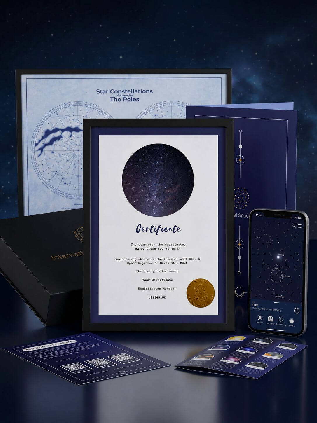 Galaxieregister Sterntaufe Hero-Komposition: Zertifikat mit Sternkreis und Siegel, Star-Constellations-Poster, International Space Registry Box, Willkommensbrief und Universe Star Finder App auf iPhone vor kosmischem Nachthimmel